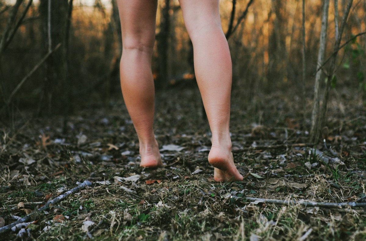Сексуальная девушка показывает свои сиськи на прогулке по лесу 