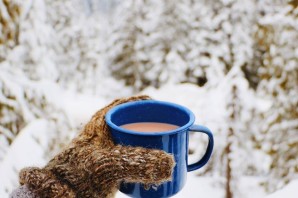 Зимнее утро с чашкой кофе