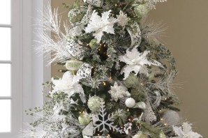 Новогодняя елка в белых тонах