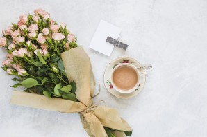 Нежный букет цветов и чашка кофе