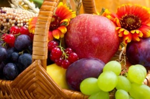 Осенняя корзина с фруктами и овощами