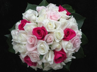 Букет бело розовых роз