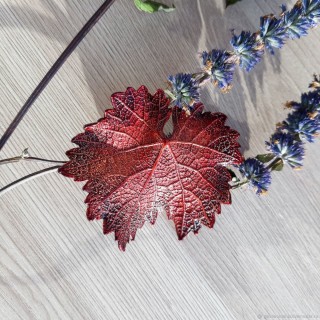 Поделка из красных листьев винограда