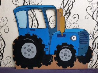 Синий трактор из природного материала