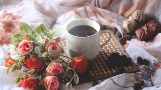 Кофе в постели с цветами
