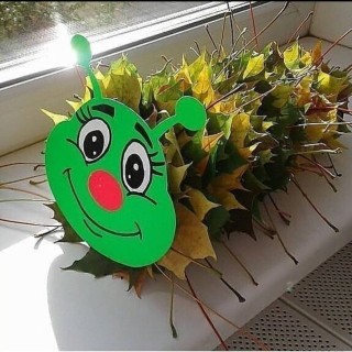 Гусеница из листьев