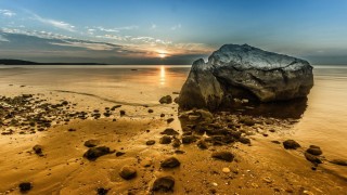 Камни на берегу моря