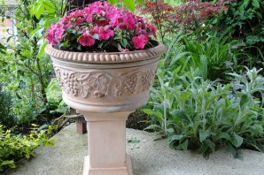 Цветы в вазонах на даче