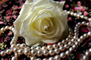 Цветы и бусы