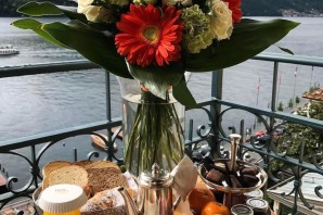 Букет цветов и кофе