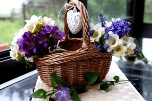 Цветы в плетеной корзине