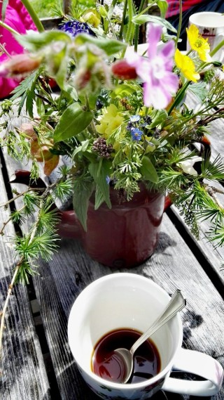 Полевые цветы и кофе