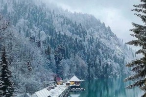 Озеро Рица зимой