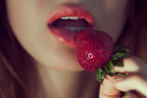 Клубника во рту