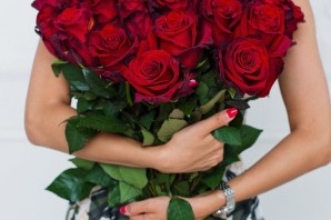 Красивые розы в руках