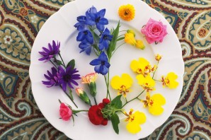 Цветы на тарелке