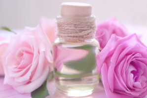 Флакон духов и цветы