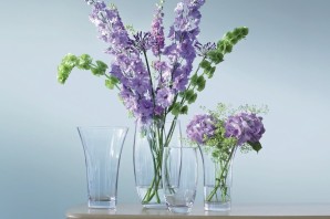 Прозрачная ваза с цветами