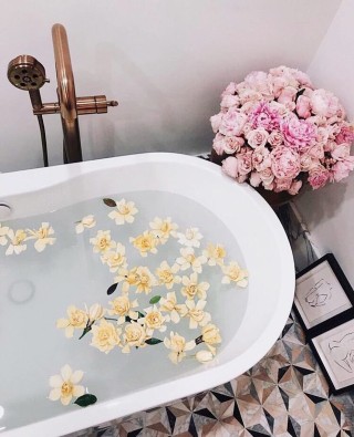 Ванна с молоком и цветами