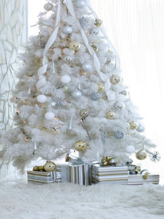 Белая елка украшенная