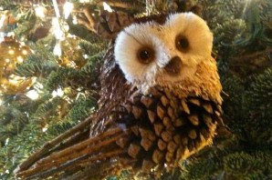 Птичка из шишек