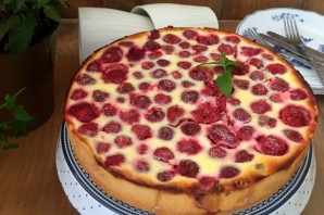 Заливной пирог с клубникой