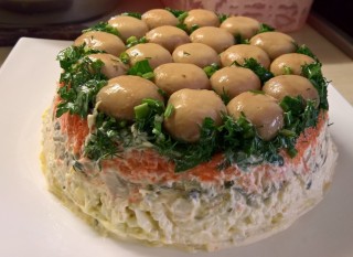 Салат лесная поляна с шампиньонами