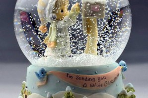 Стеклянный шар со снегом