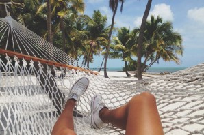 Ноги на фоне моря