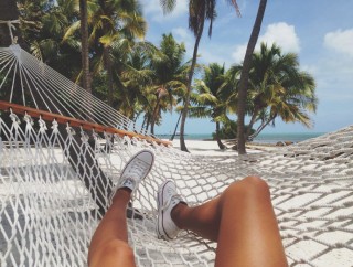 Ноги на фоне моря