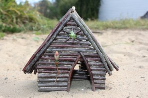 Домик из веток своими руками