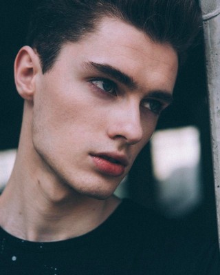 Темноволосый