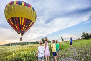 Воздушный шар с корзиной