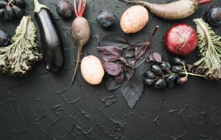 Овощи на черном фоне