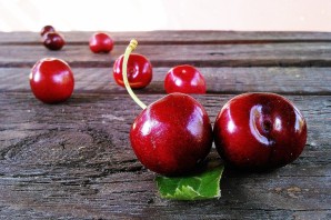 Красная ягода с косточкой