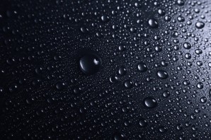 Капли дождя на черном фоне