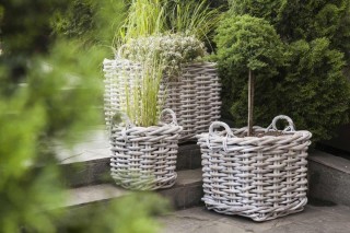 Плетеная из веток корзина