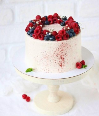 Украшение торта ягодами
