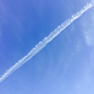 След от самолета в небе