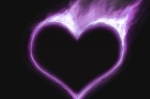 Розовое сердце на черном фоне