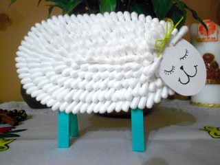 Домик из ватных палочек поделка