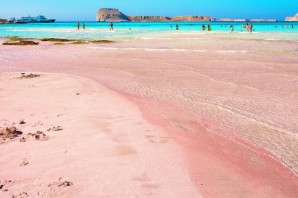 Розовый пляж в крыму
