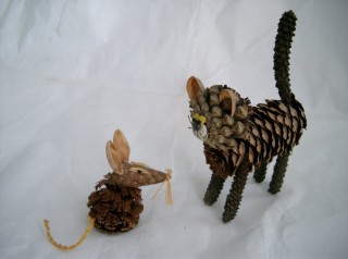 Олени из шишек осенняя поделка