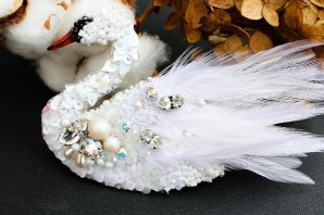 Поделка лебедь из шишек