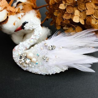 Поделка лебедь из шишек