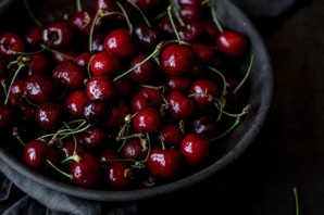 Вишня на черном фоне