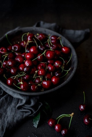 Вишня на черном фоне