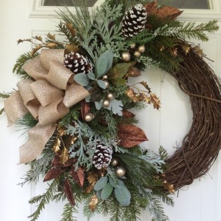 Новогодняя поделка из шишек