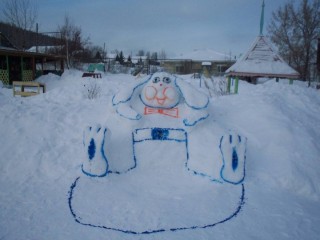 На участке поделки из снега
