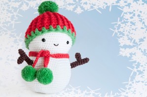Новогодняя поделка снеговик из ниток